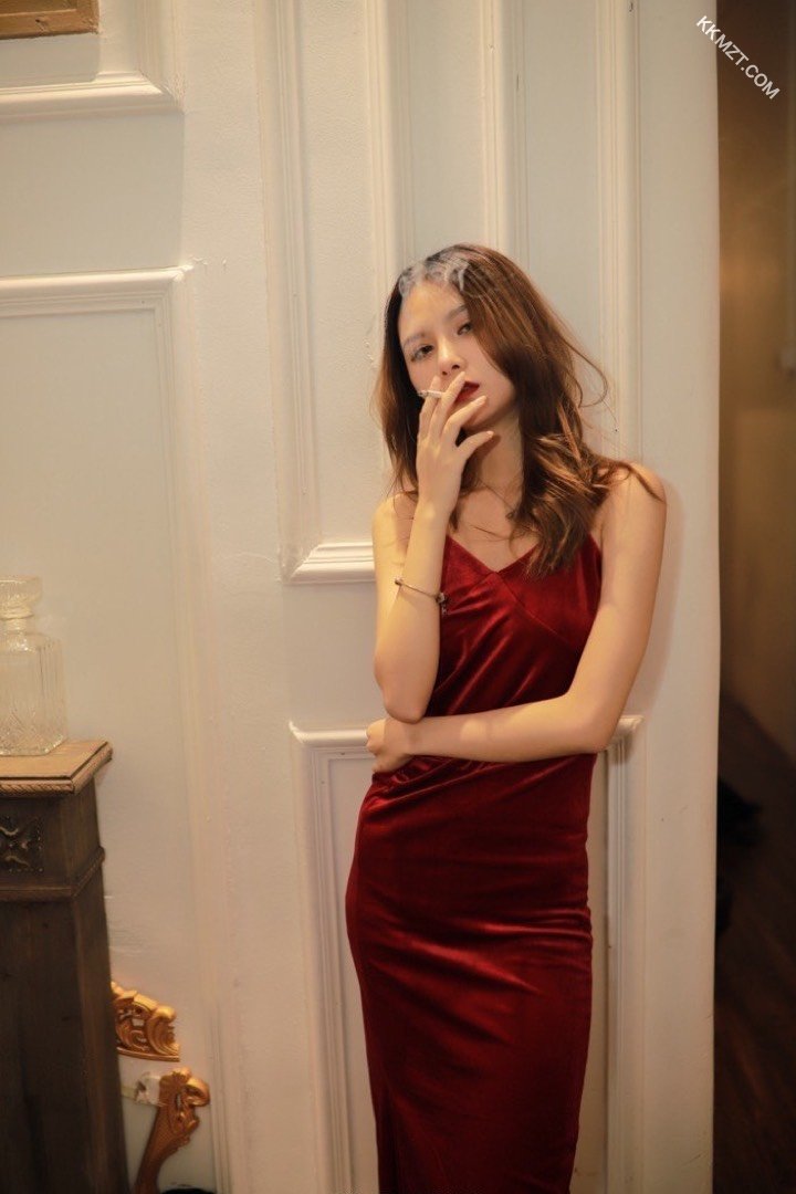 吸烟的御姐，红色睡衣演绎慵懒熟女风情