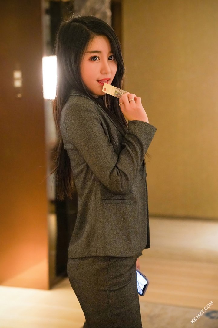 白嫩模特情趣内衣三重魅惑，奇尺大乳令人垂涎