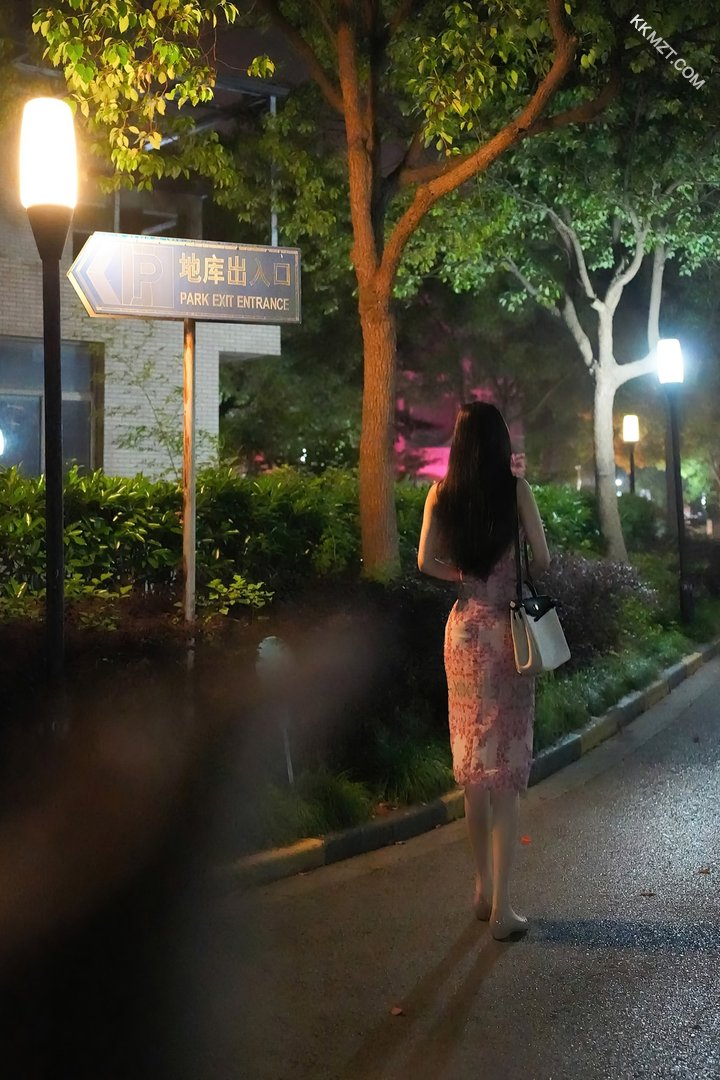 假装挣扎几下之后，她迫不及待地骑了上来