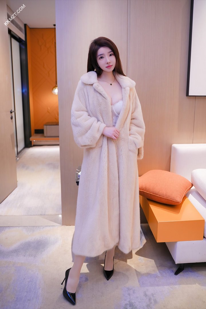甜美爆乳小甜妹，奶子硕大饱满屁股挺翘