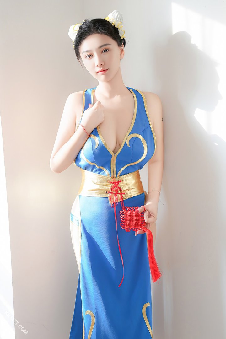 美女爆乳COS春丽，被摄影师压在床上摩擦