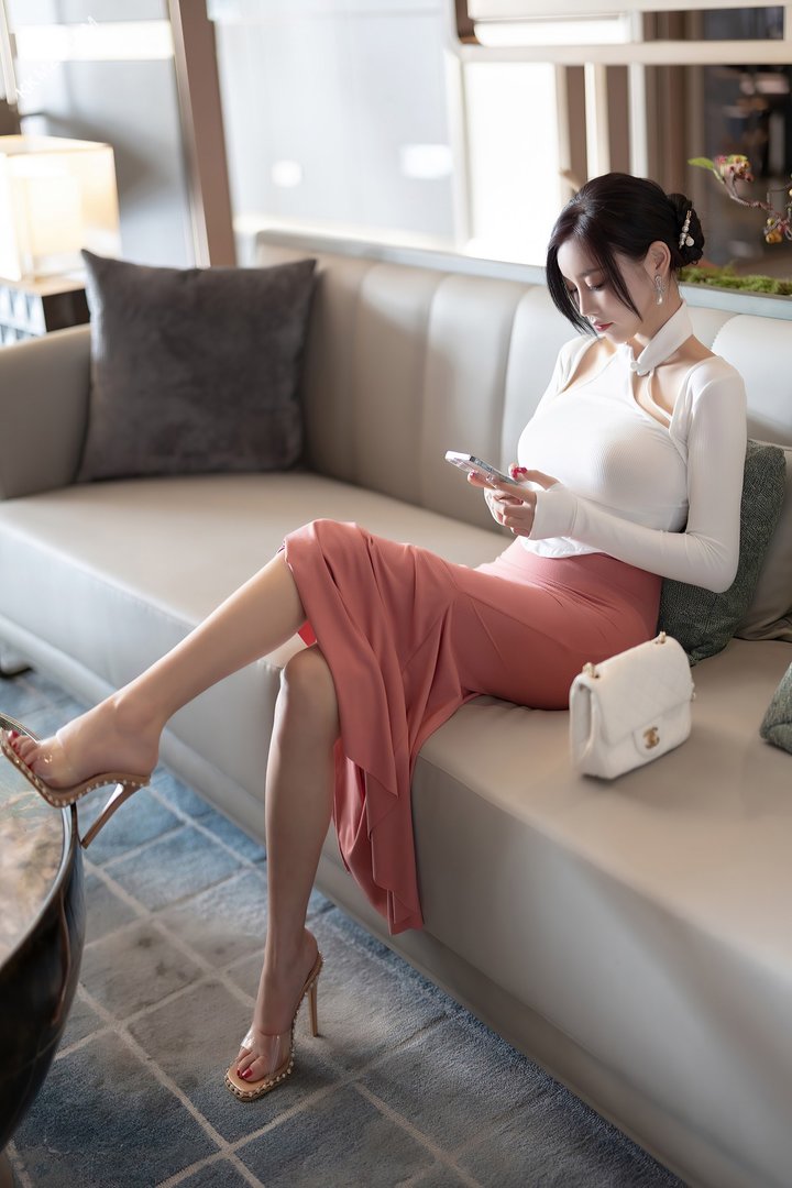 杨晨晨包臀长裙诱惑，太TM丰满了这大屁股