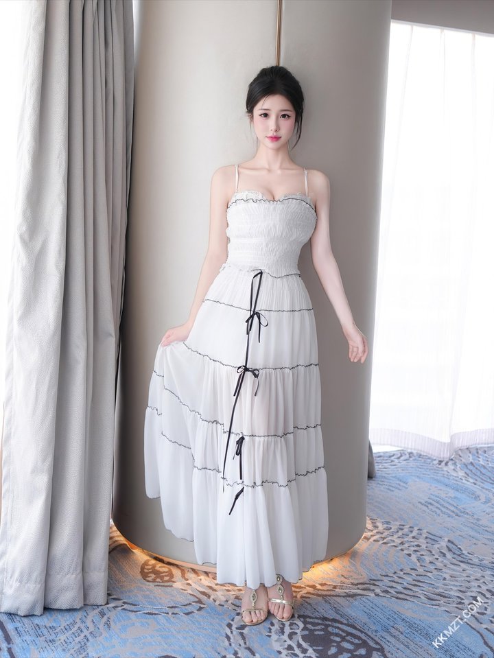 刚拍完写真的小骚妹，沙发上被摄影师后入