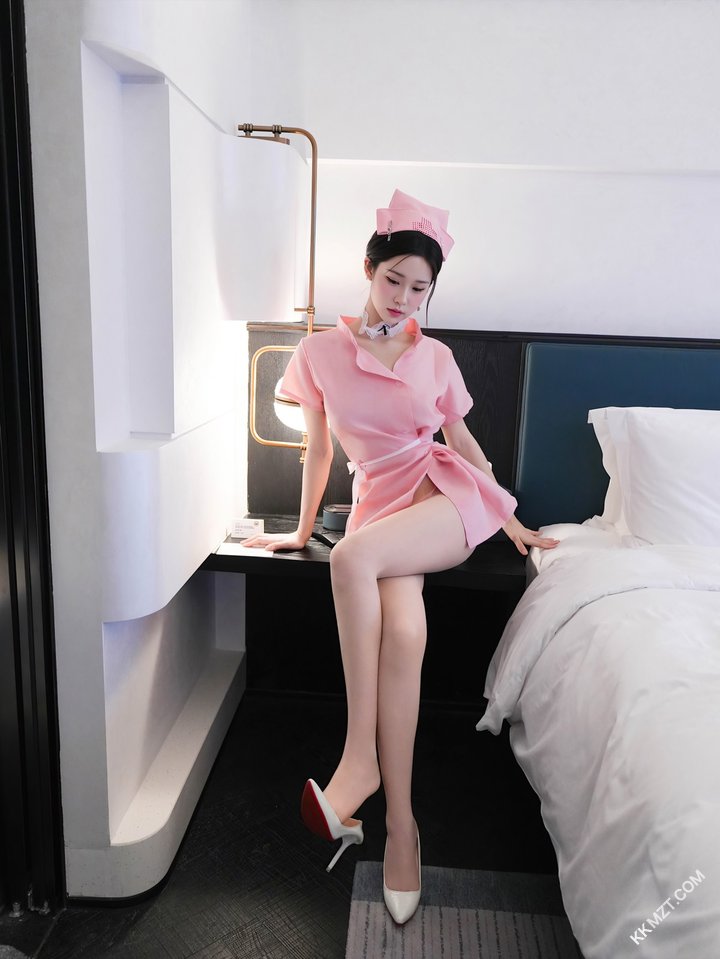 纯欲系清纯美少女，情趣装护士露奶