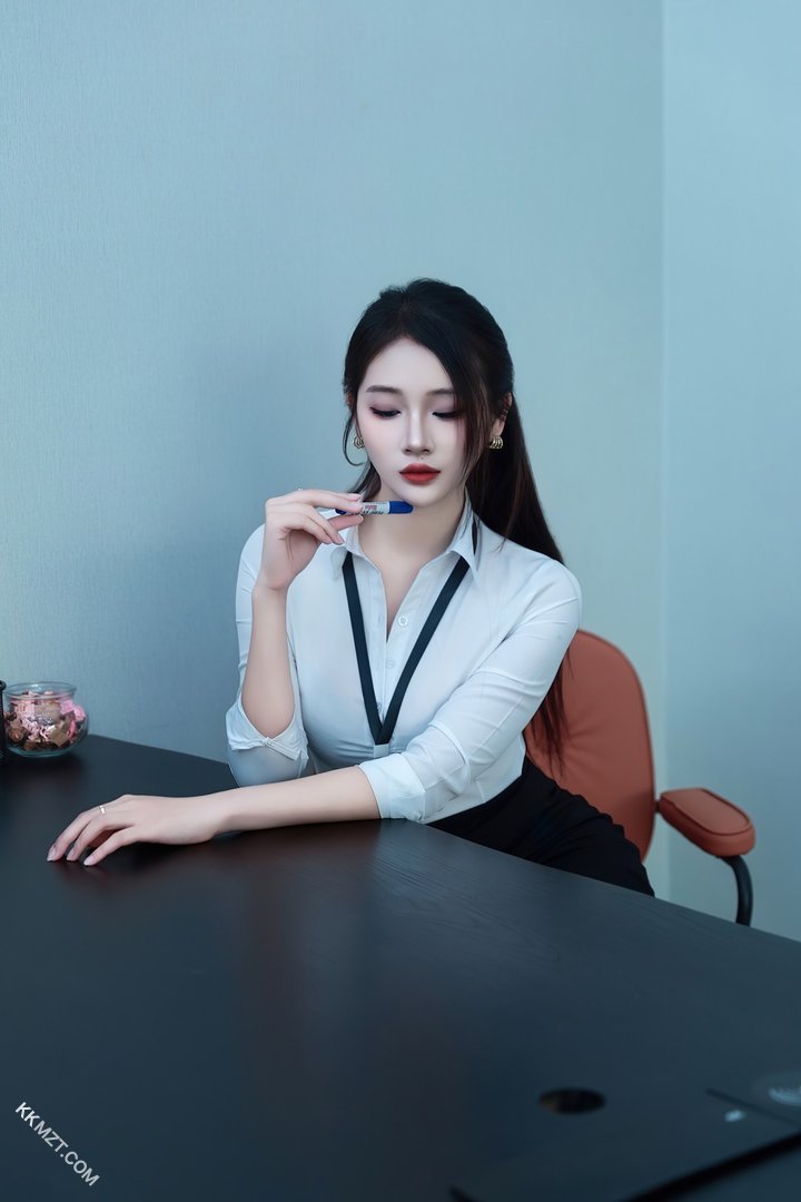 被部长玩的人妻秘书，她老公在家戴绿帽