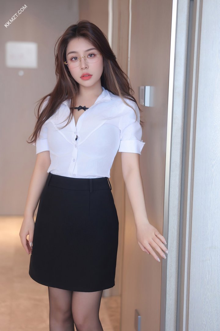 爆乳御姐活好奶大！眼镜一戴，沙发做爱