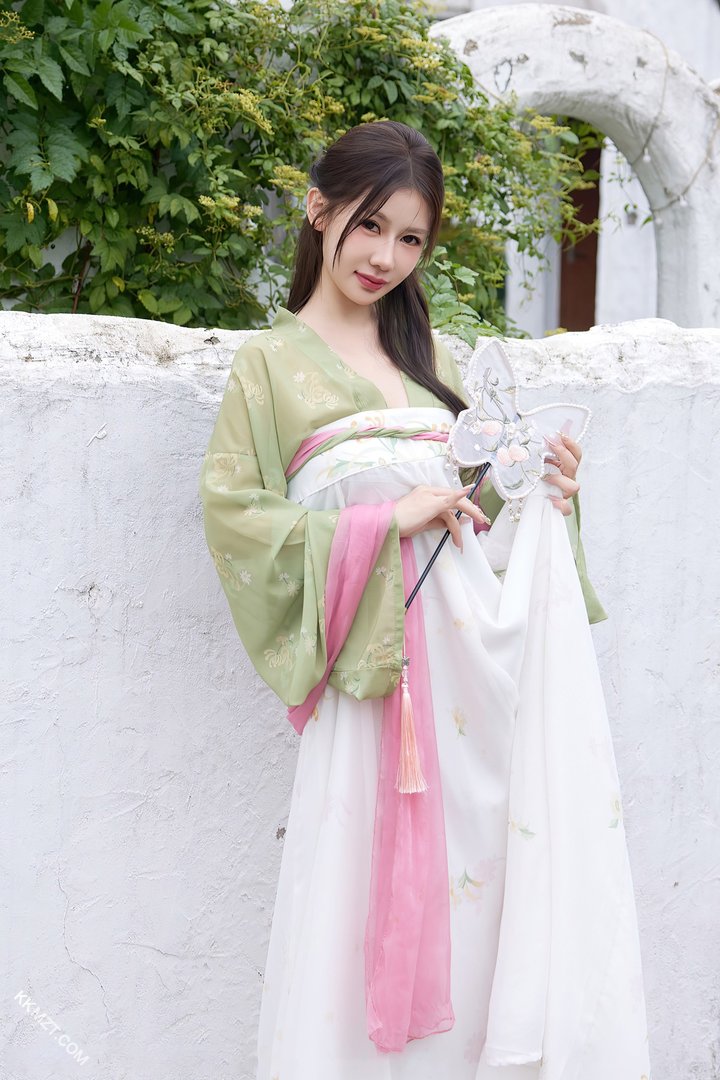 云想衣裳花想容，丝袜姑娘让你拱一拱