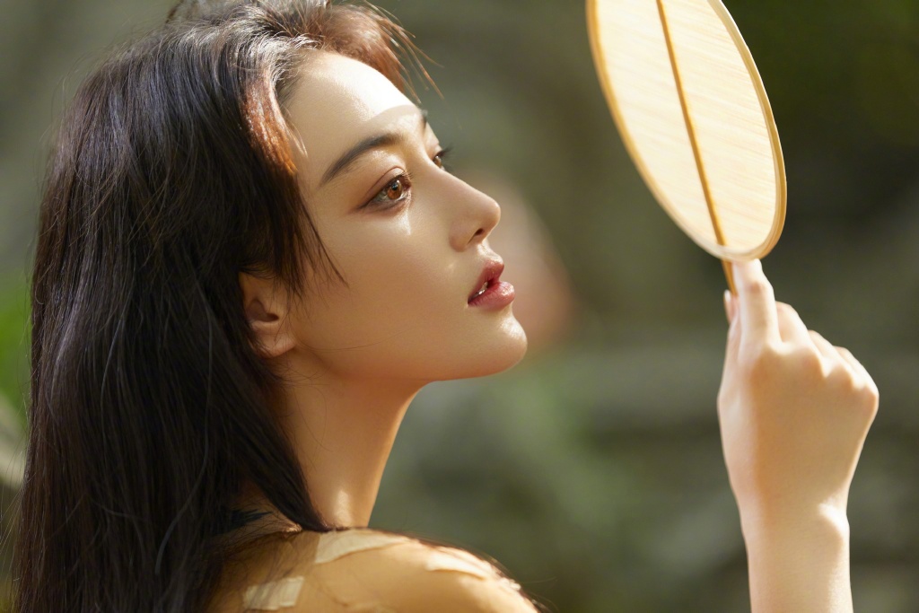 张馨予长发造型回归，是让人心动的模样