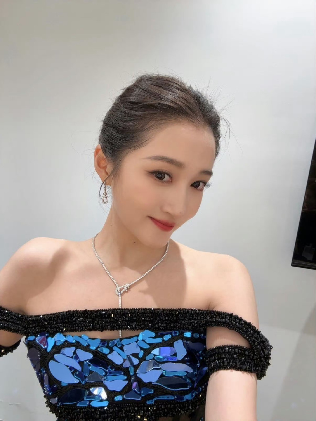 喜欢关晓彤的腿，更喜欢她的脸