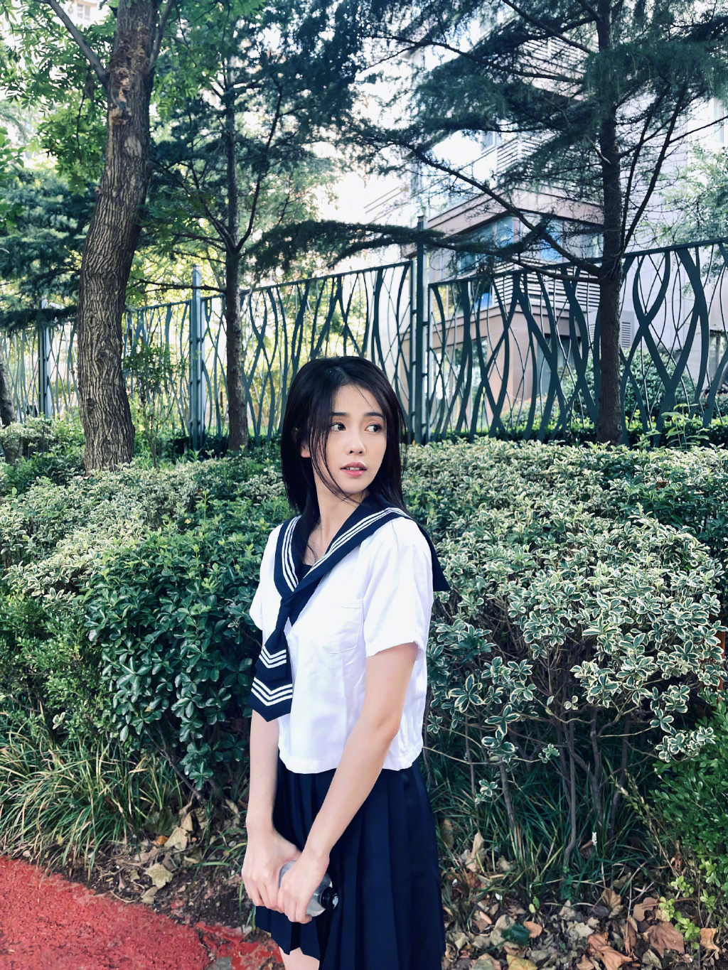 白鹿水手服写真清新养眼，姐姐眼神好温柔