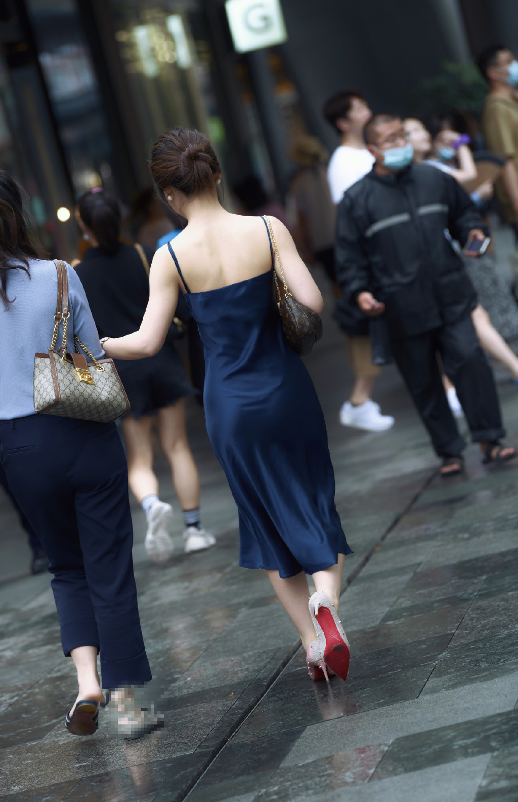 诱人的少妇，睡衣直接穿上街
