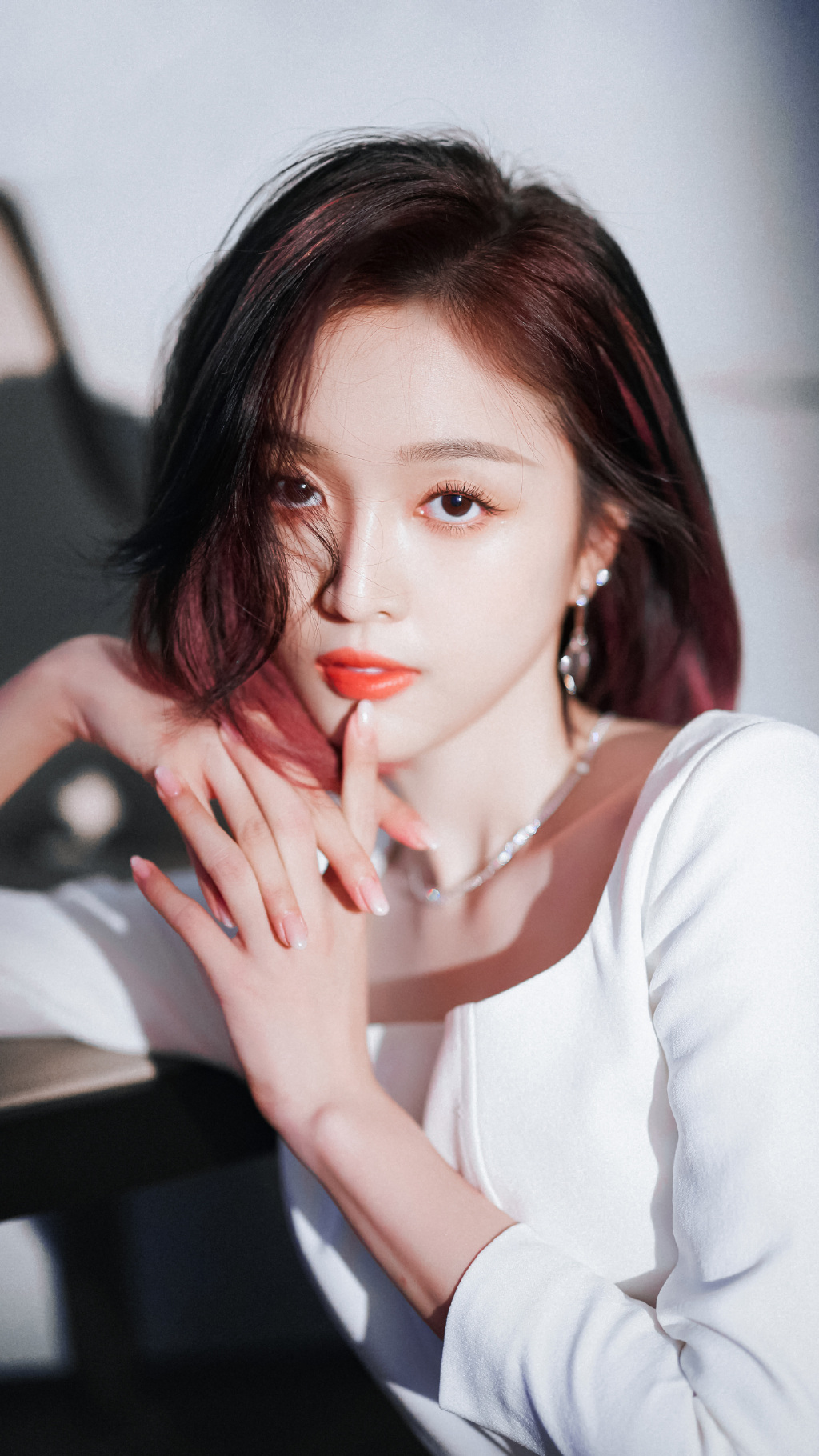 吴宣仪好性感 白色高开叉长裙尽显美腿