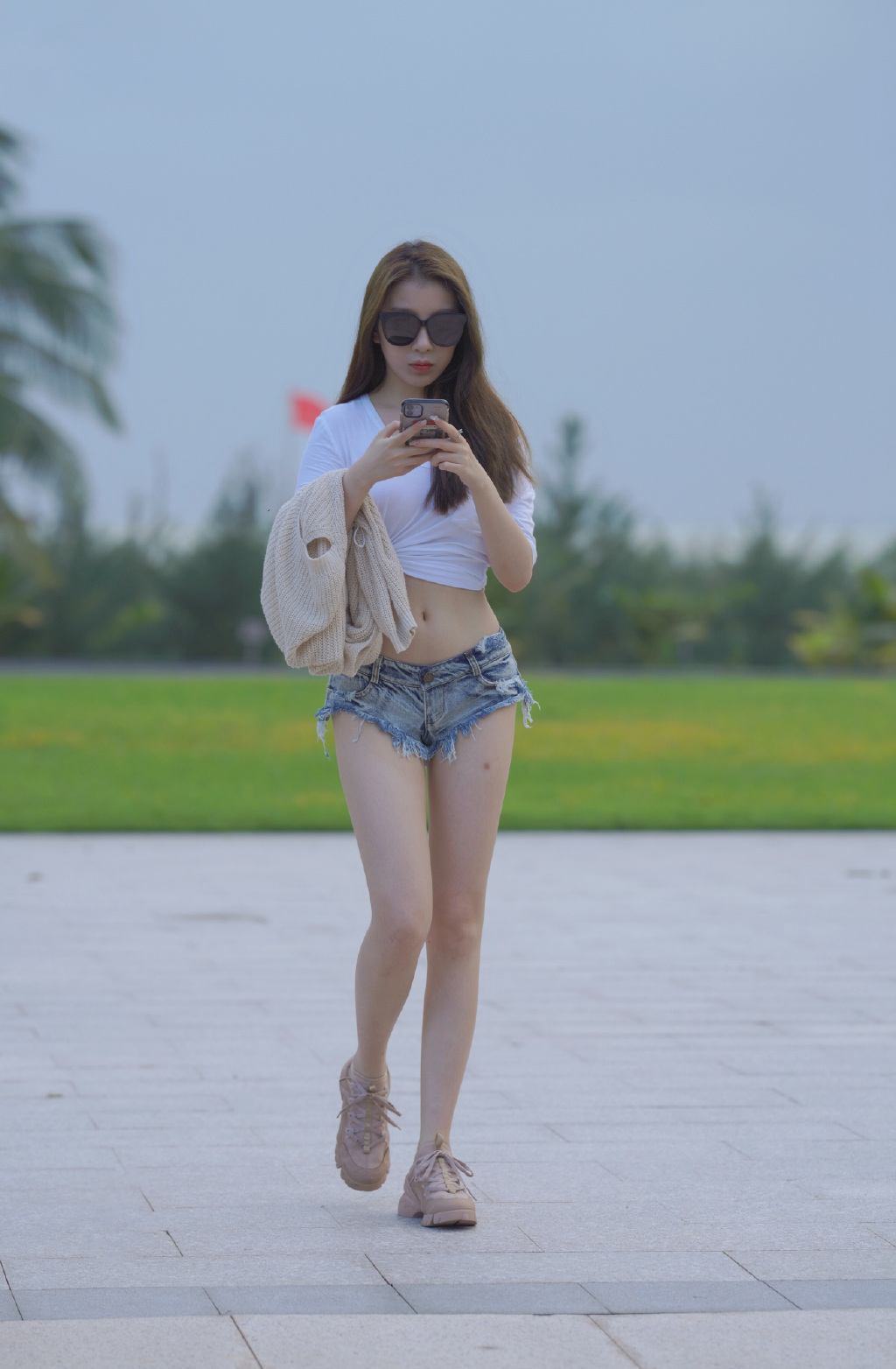 豪放的妹子，这热裤短到不能再短了