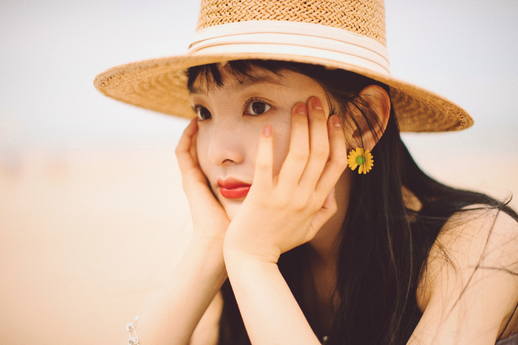美人章若楠，招牌式甜美笑容难以抵抗