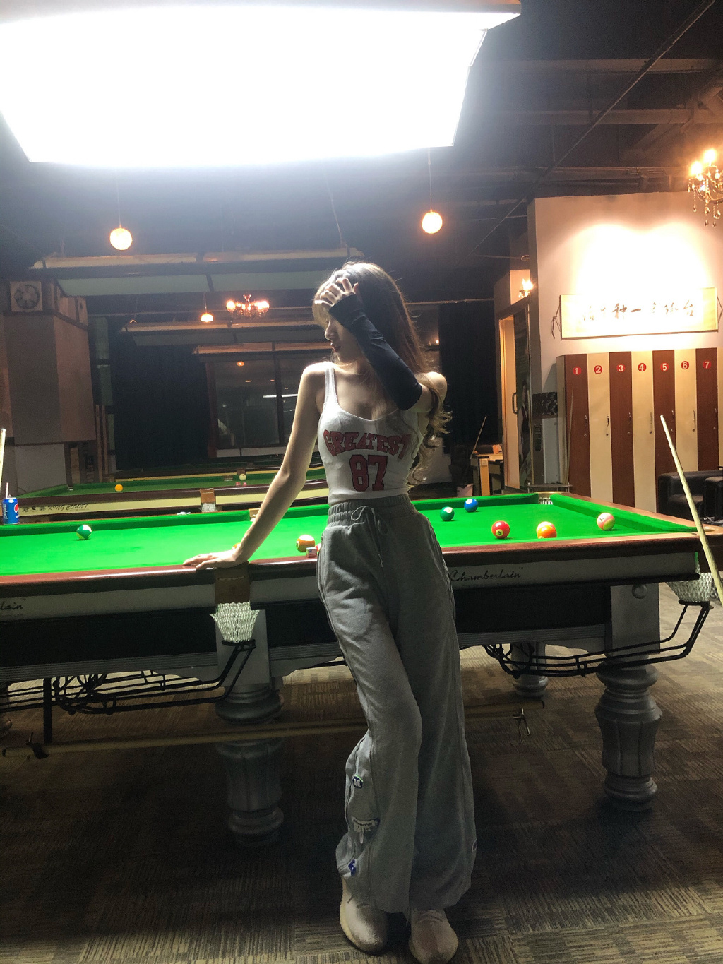 台球室里的美女，美得很精致