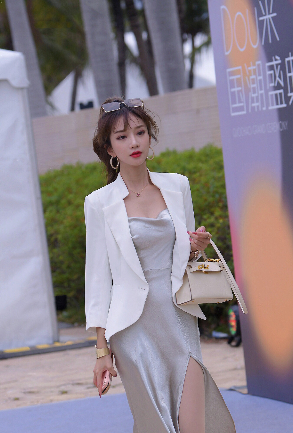 轻熟风满满的大长腿美女
