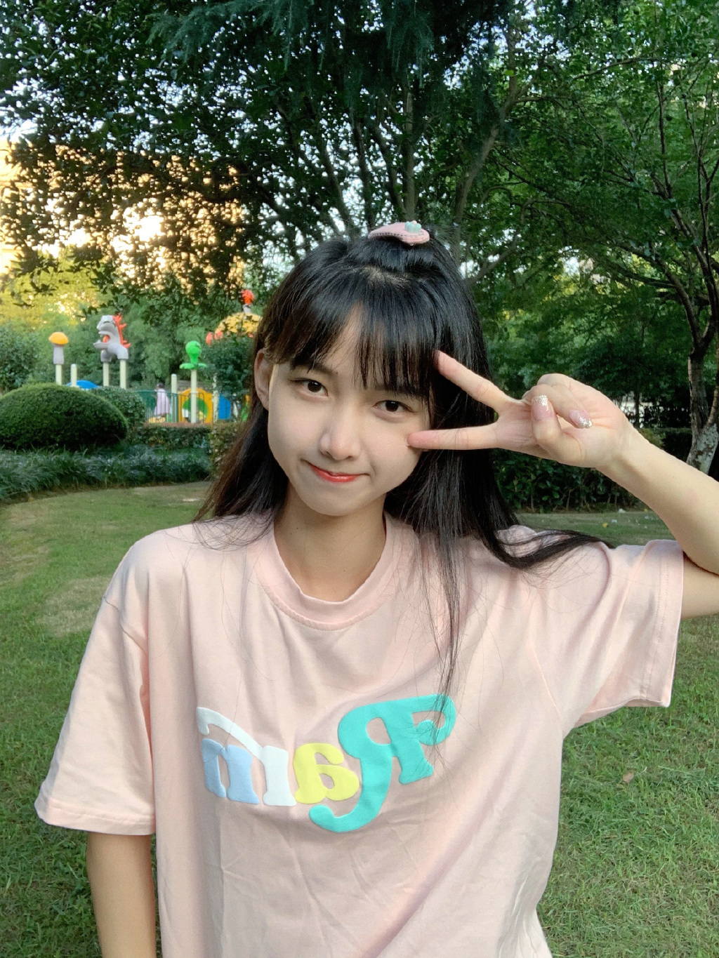 双马尾姑娘自拍，可爱表情少女感满满