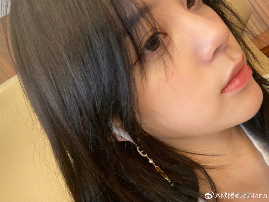 欧阳娜娜侧颜照，就像初中生的青春脸