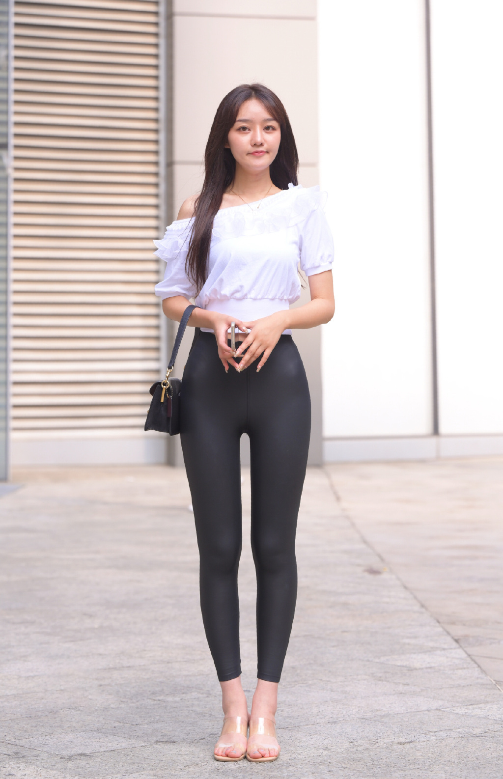翘臀性感美女，体态丰满丰姿尽展