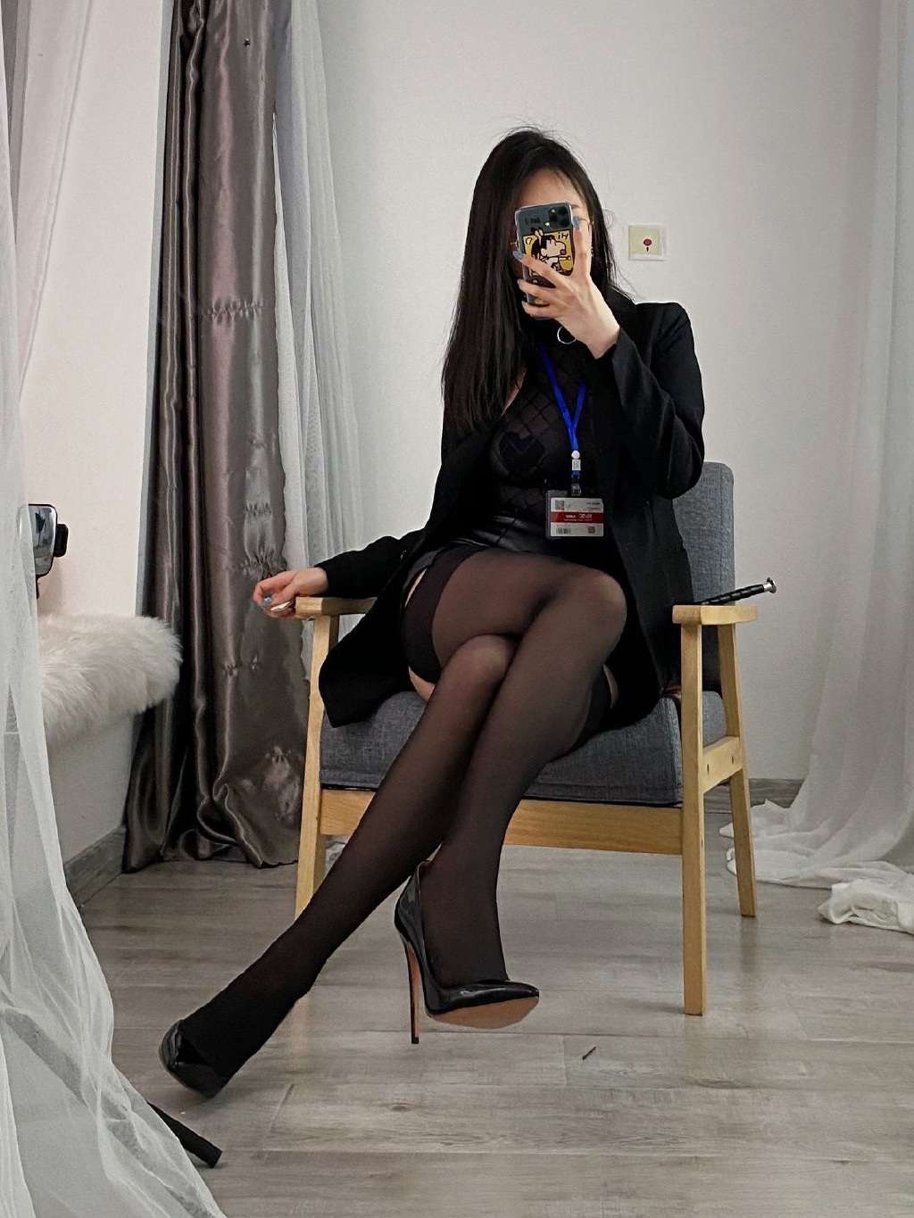 上班精神无法集中，出卖正妹女同事自拍照