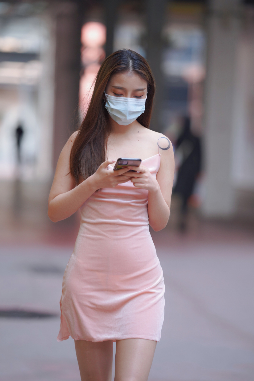 美女街拍：睡衣不是睡觉才能穿吗？