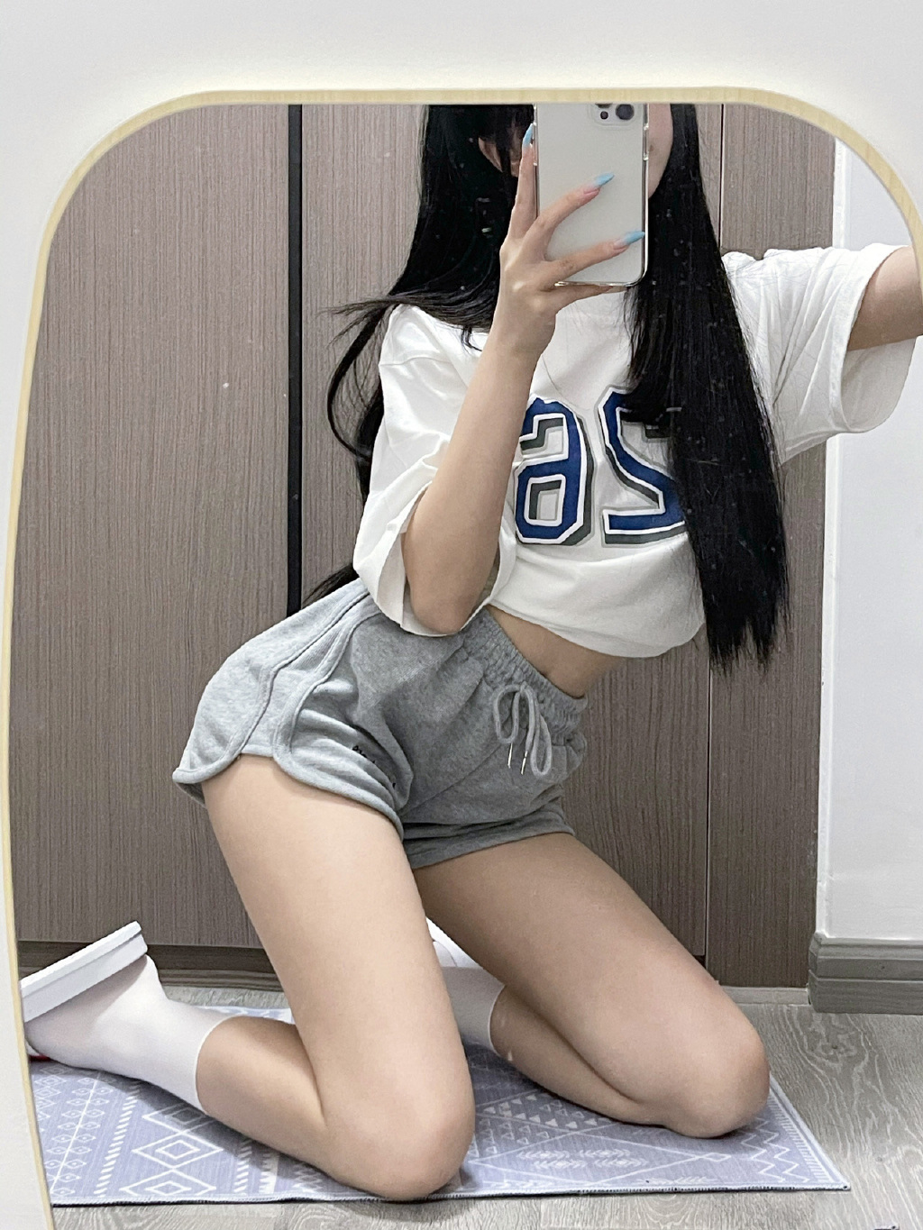 小美女自拍，腿好看还是人好看？