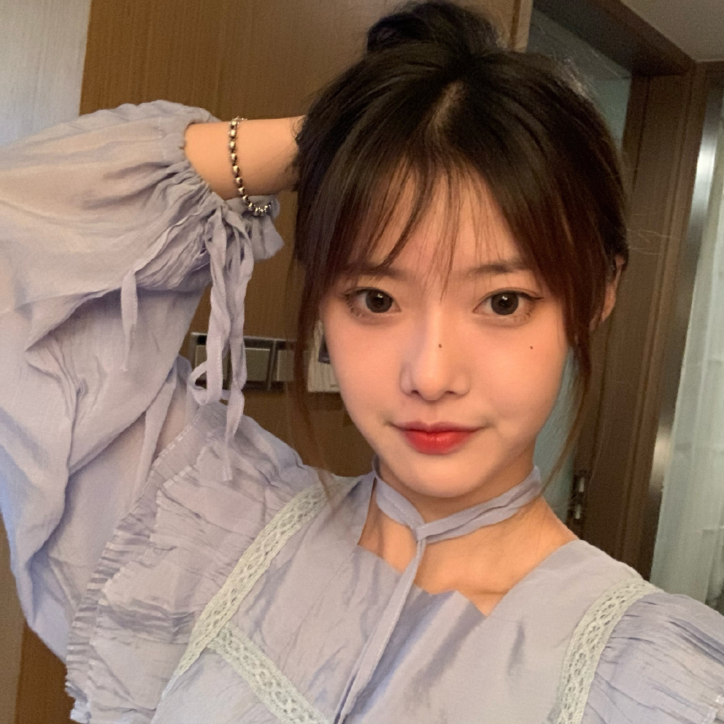 清纯美女推荐：@绿绿的牙-