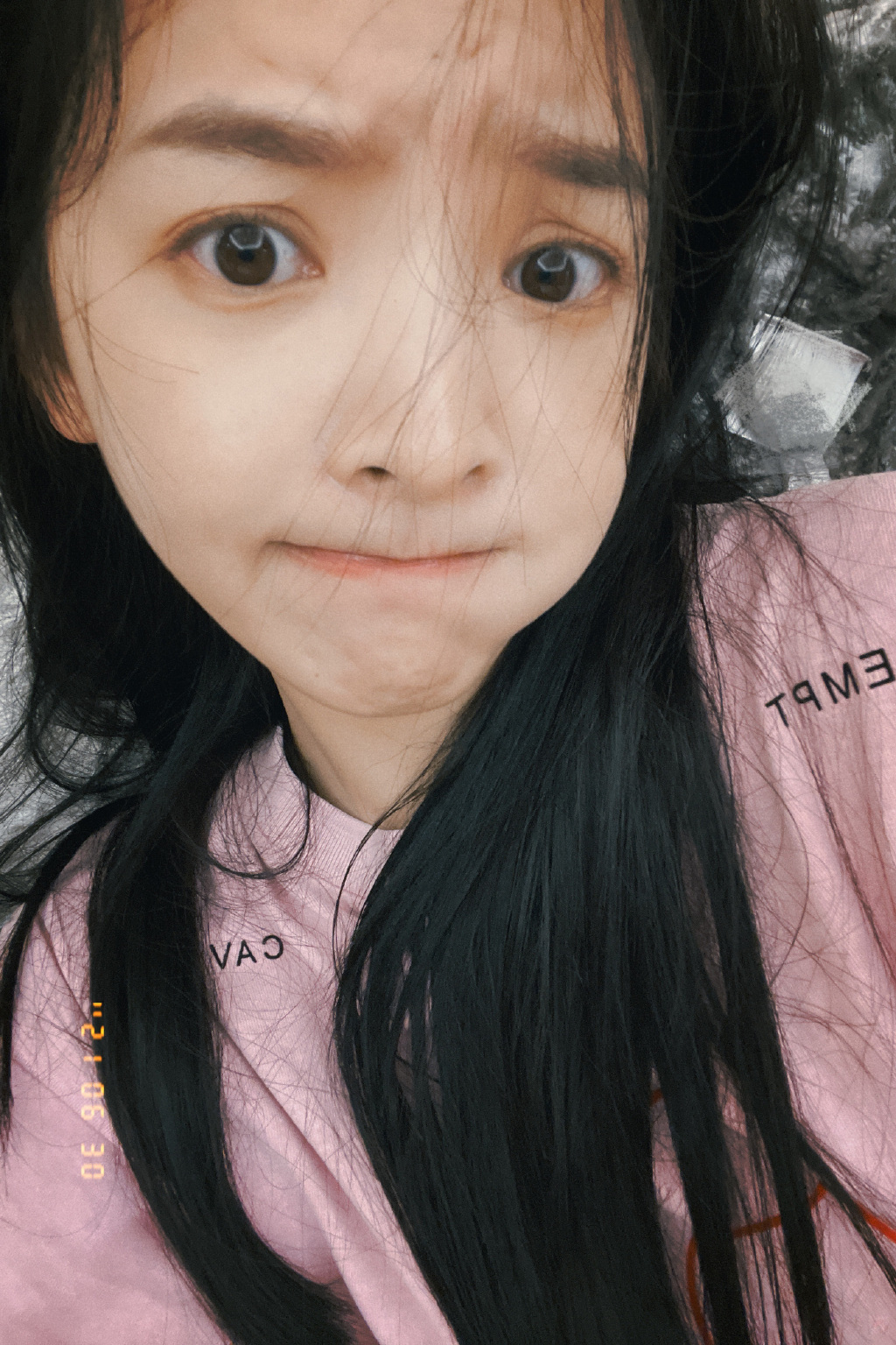 章若楠晒怼脸自拍 少女感爆棚