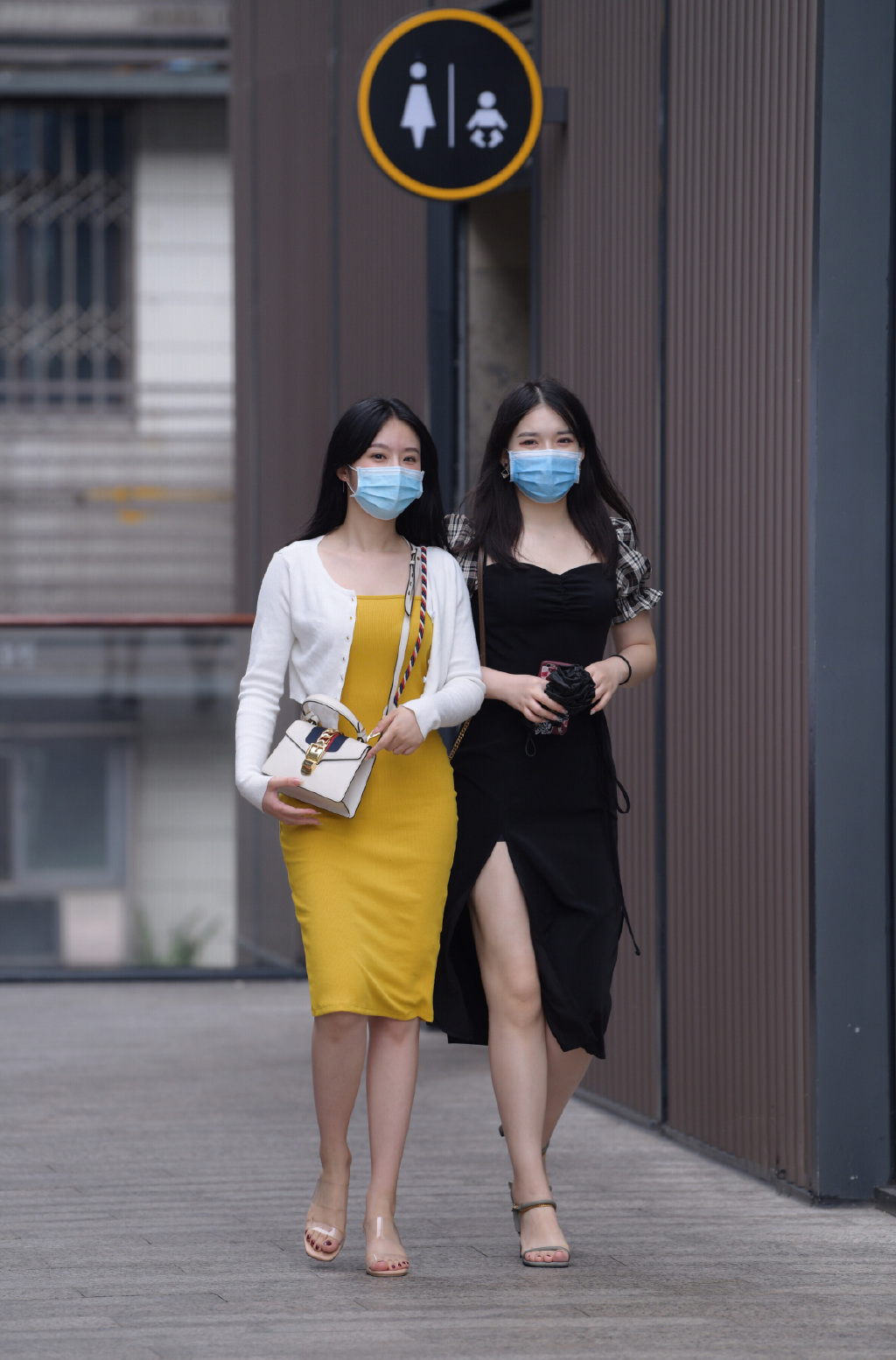 一对轻熟姐妹花，散发优雅性感的女人味
