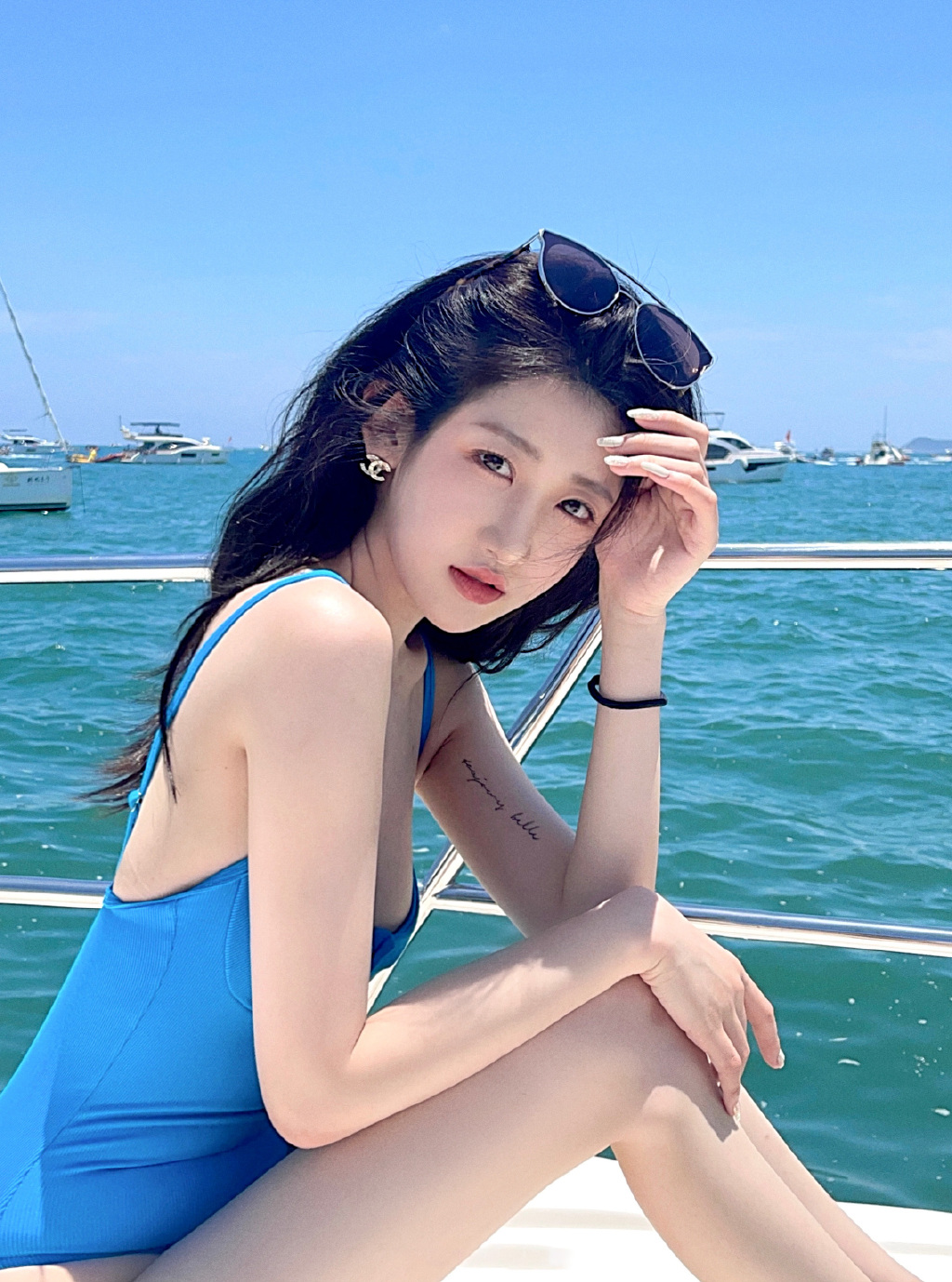 性感美女自拍，大长腿真好看