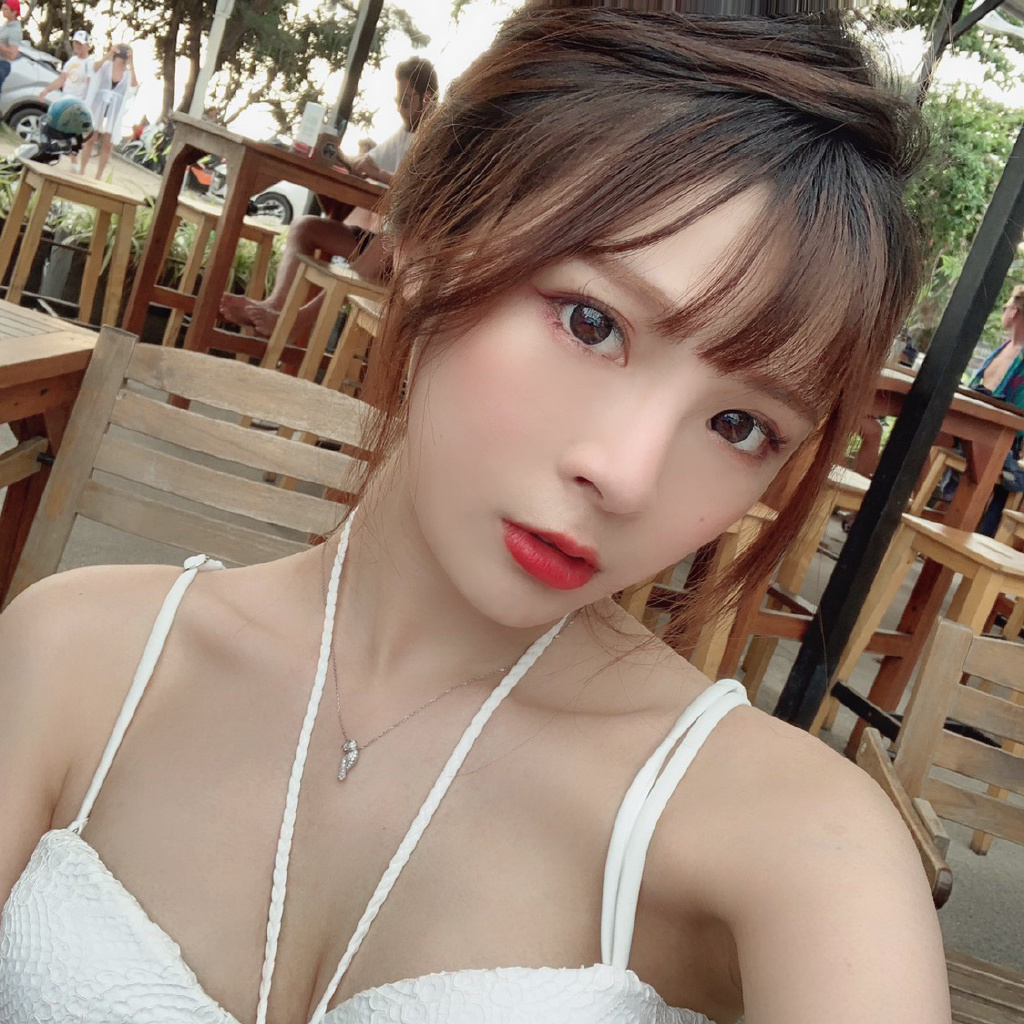 好漂亮的小姐姐， 大眼睛会说话