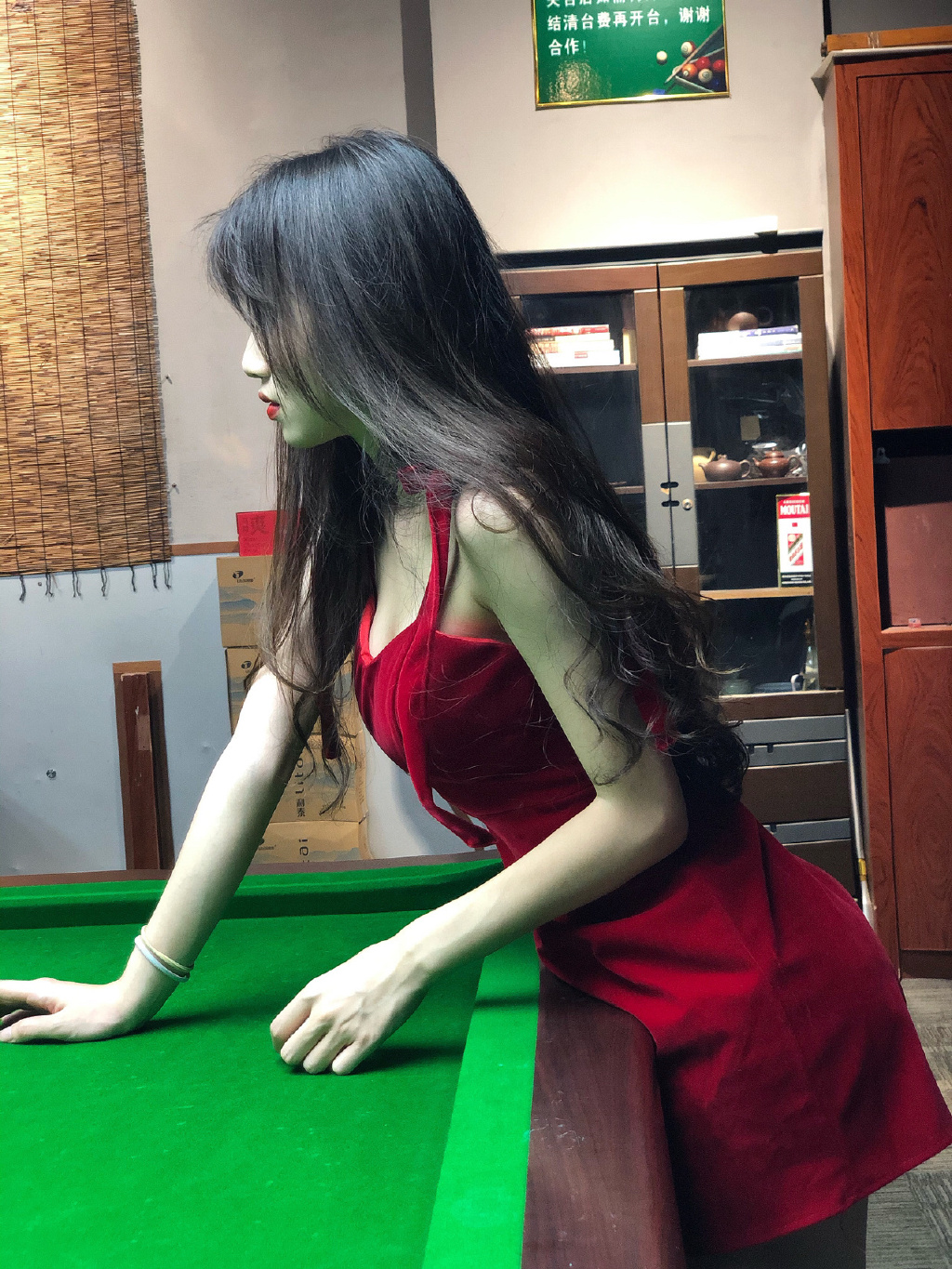 台球室的妹子，越穿越性感