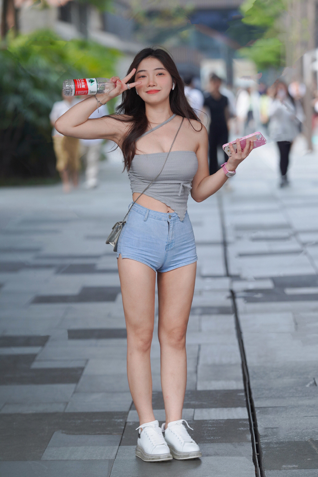 婴儿肥的小姐姐，贼可爱……