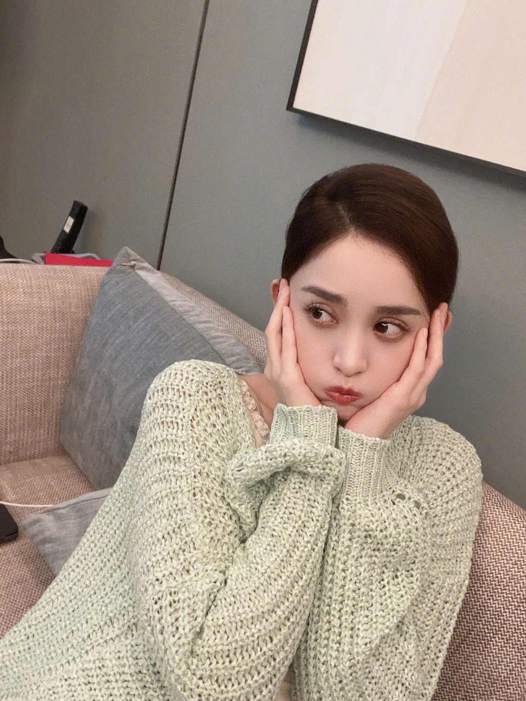 娜扎晒居家自拍，精致锁骨引人注目