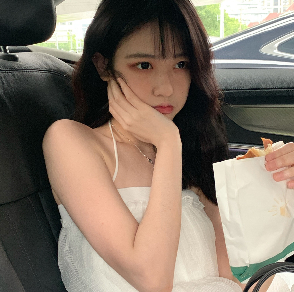 今天我的副驾驶坐了这样一位美女……
