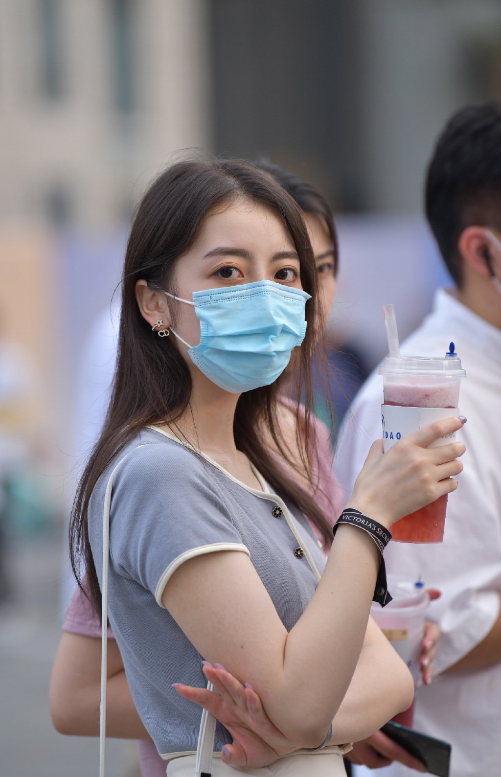 口罩完全不影响她释放魅力
