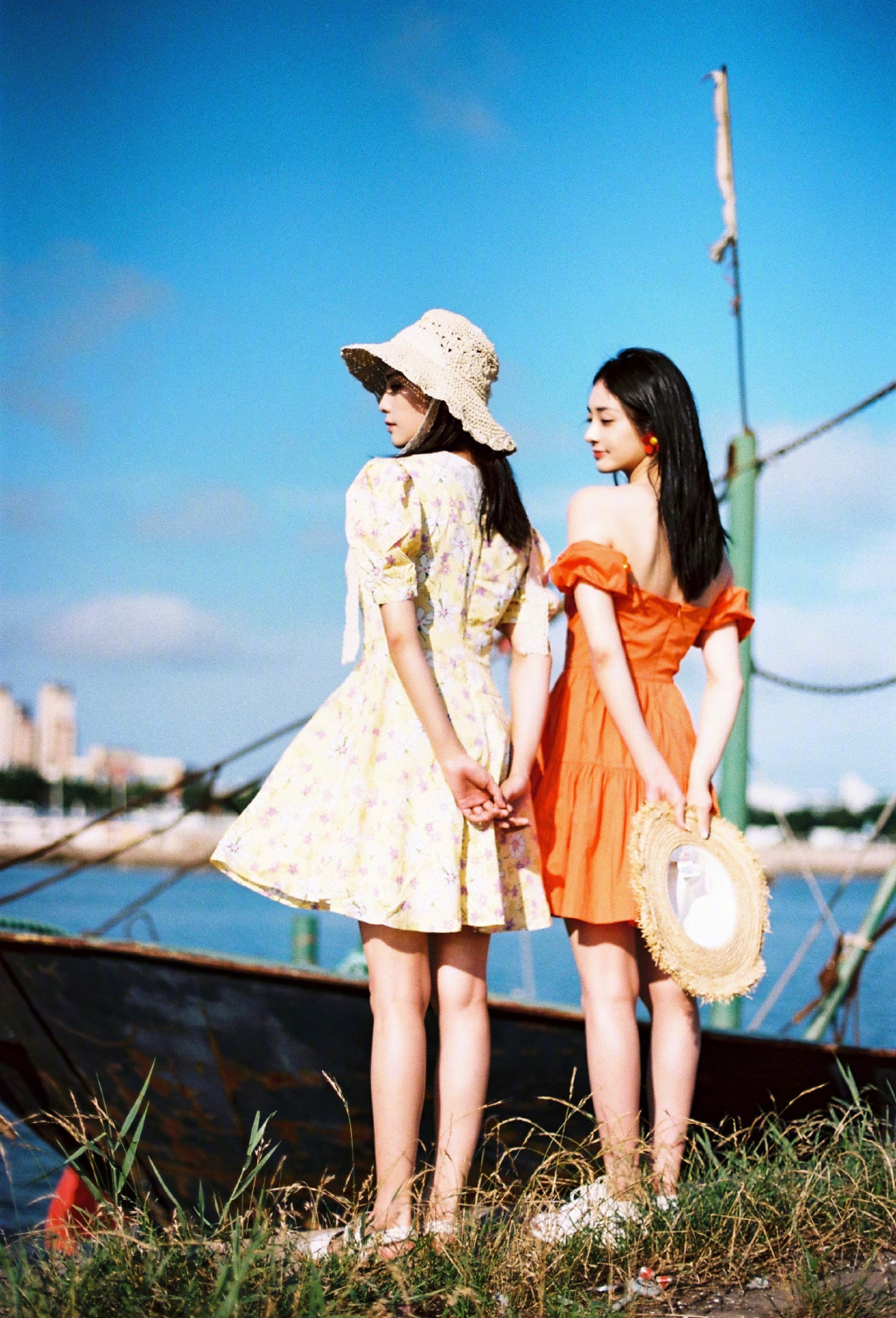 白鹿周洁琼夏日氛围感写真，两位妹妹的侧颜绝了