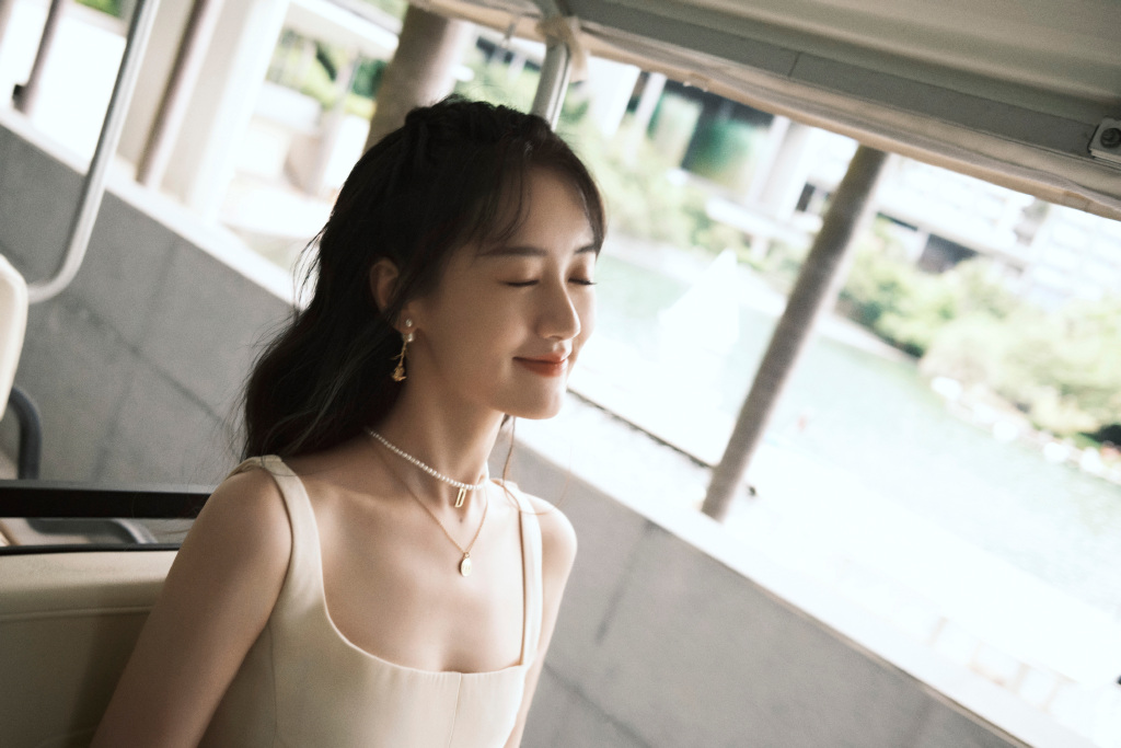 袁冰妍沙滩大片，明媚笑容绽放优雅姿态