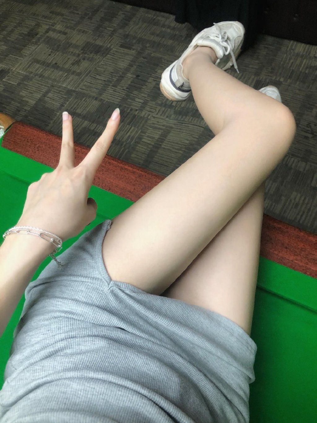 桌球室来了一位美女，看来今晚又不用睡了