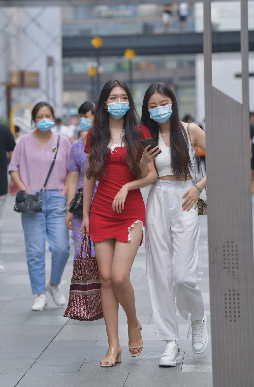 闺蜜出街，选哪一个已经很明显了