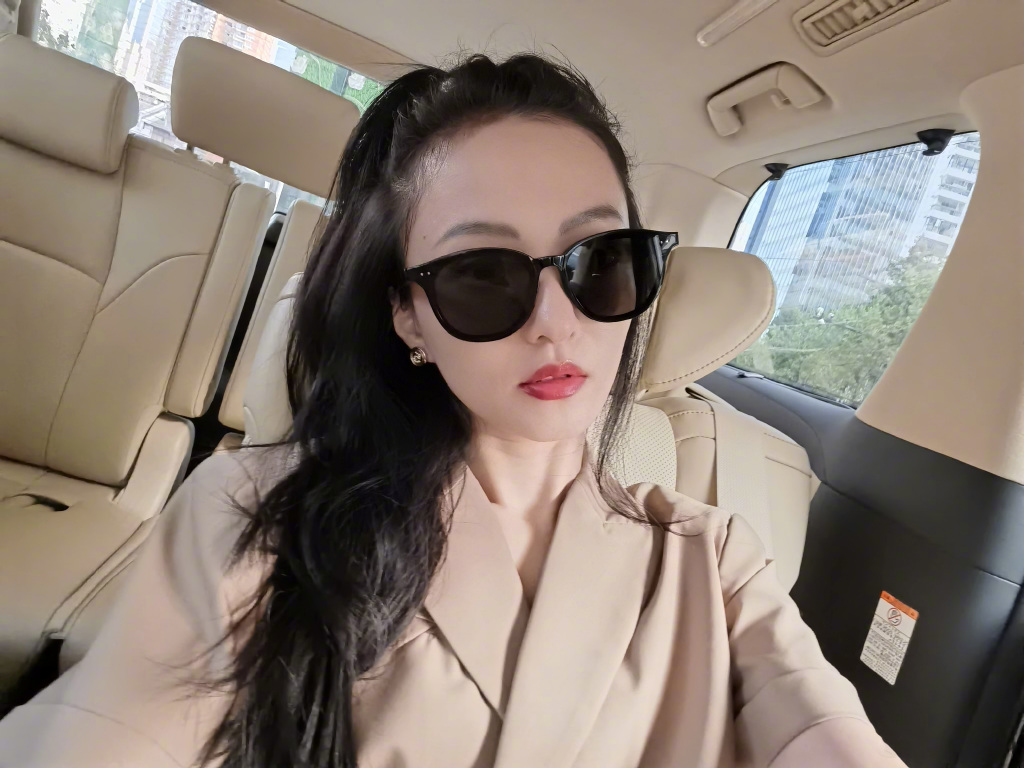 张韶涵车内不忘自拍 皮肤白皙光滑少女感十足