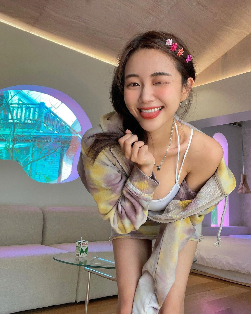 小姐姐不简单，拍照的姿势全是男人喜欢的