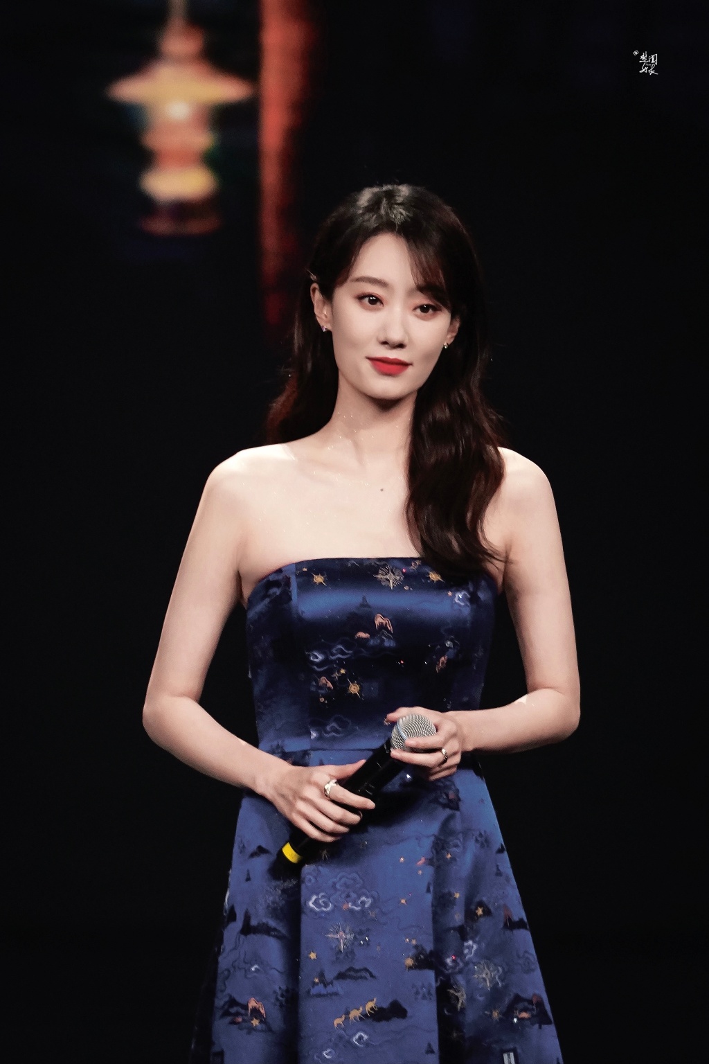 张小斐的美貌毋庸置疑 把丝绸之路穿在身上了