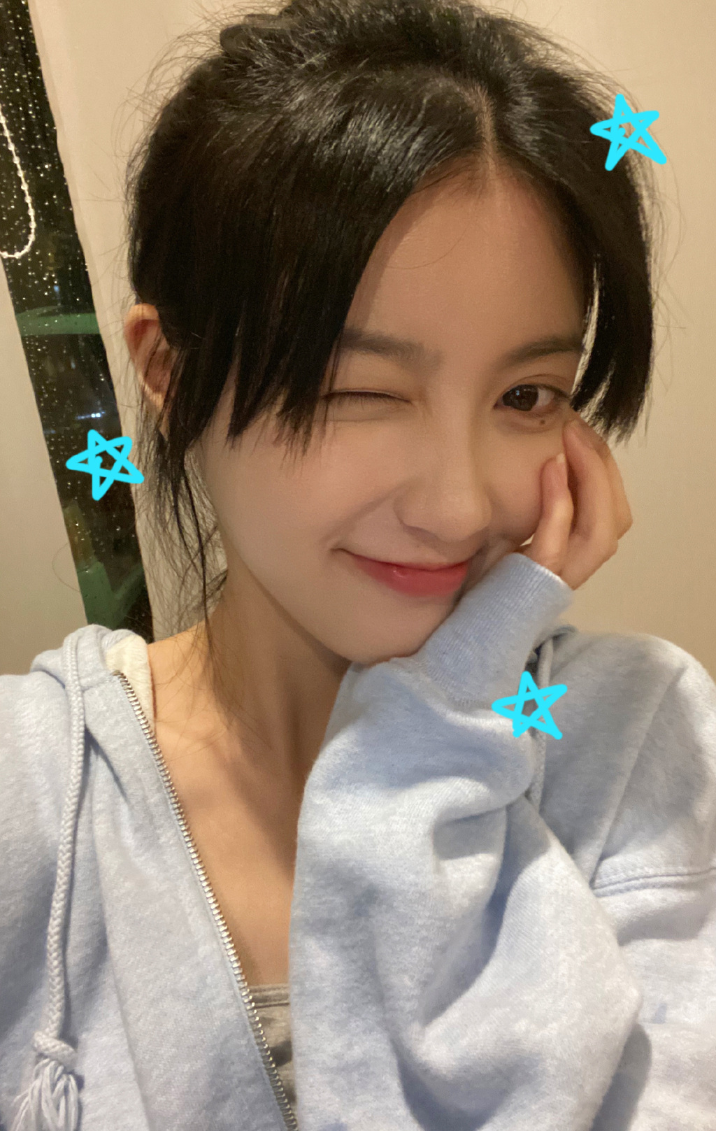 甜度极高！李星瑶微博晒自拍