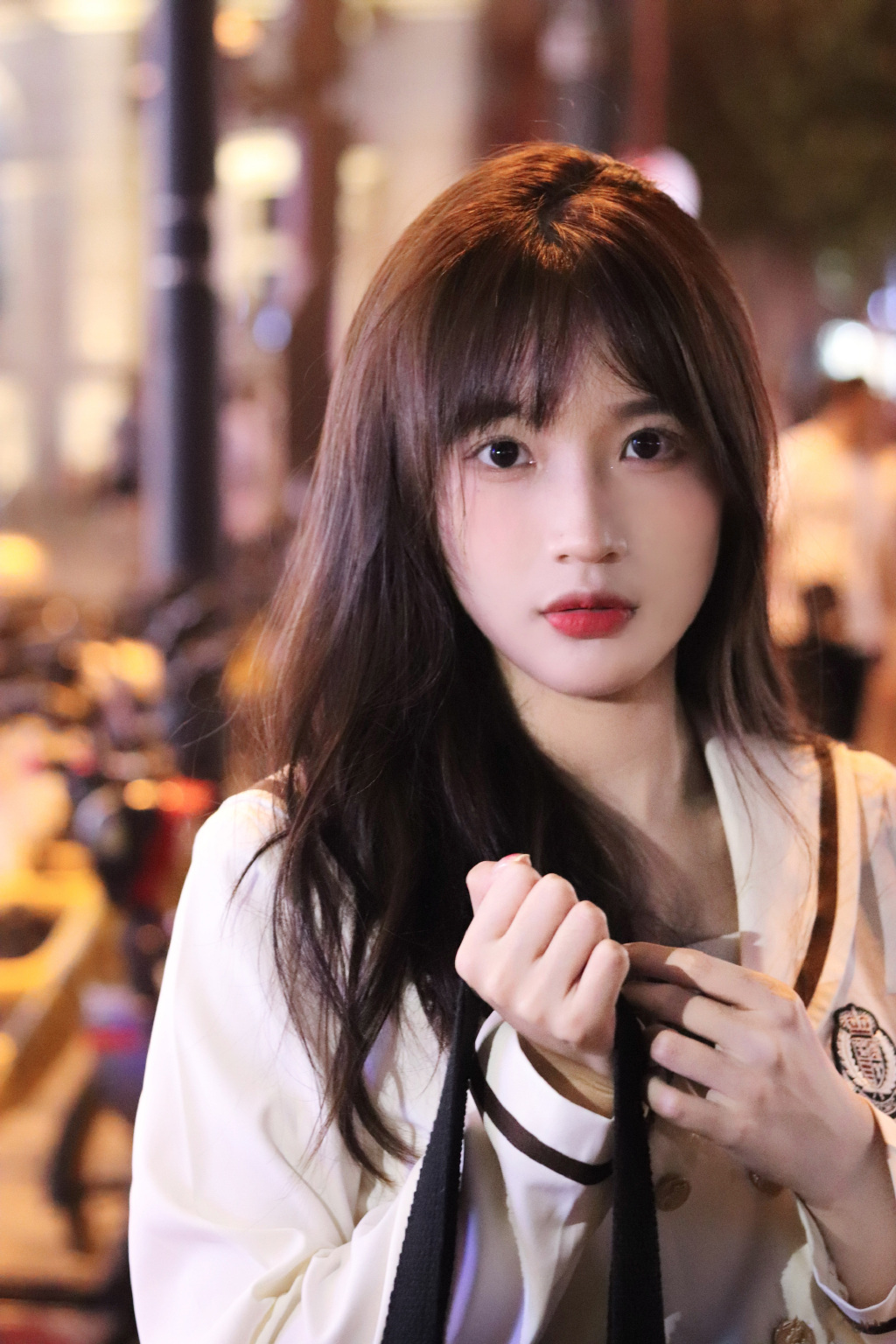 夜色下的美人，格外性感迷人