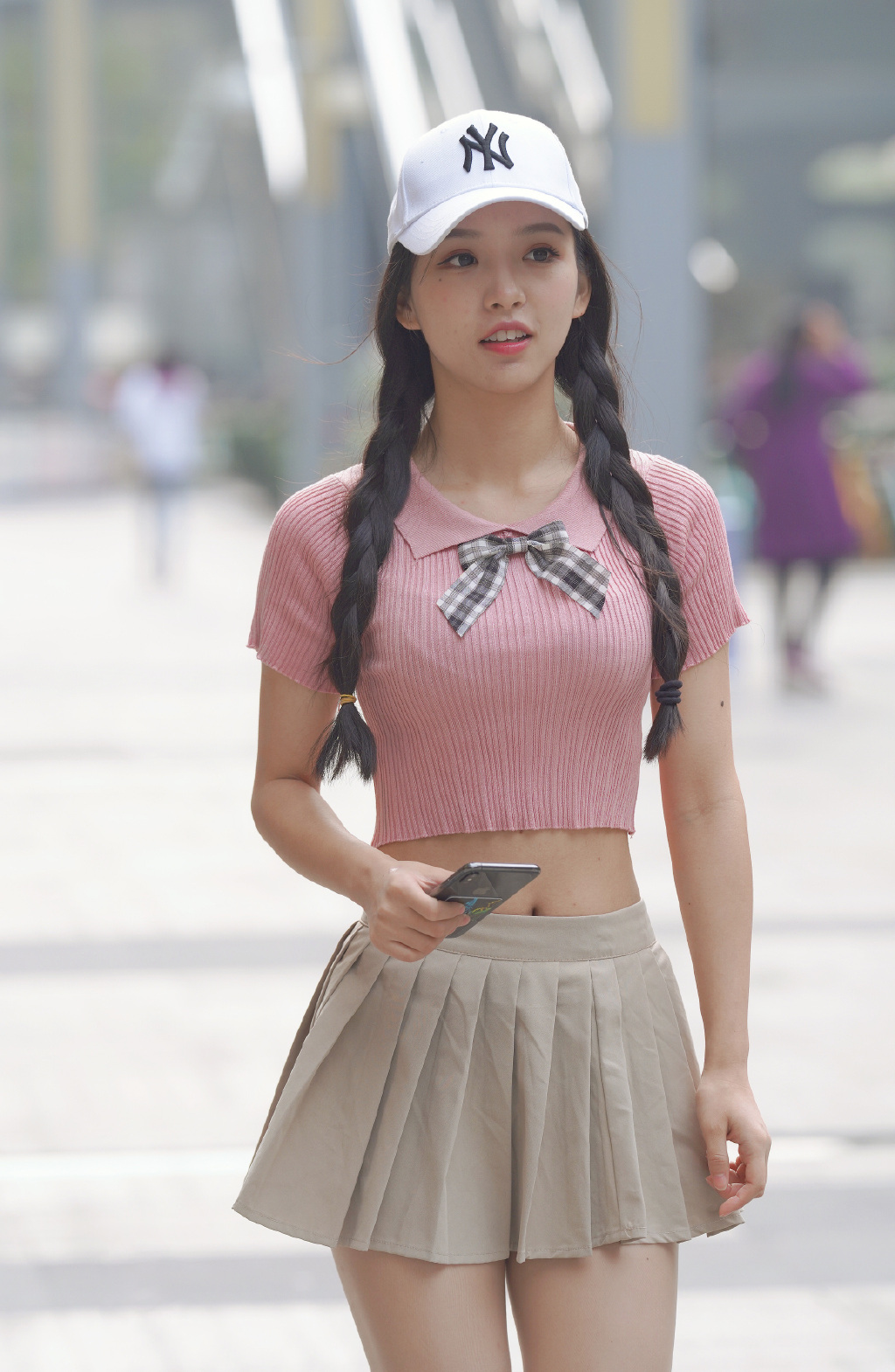 短裙妹子身材很不错，修长白嫩的美腿充满女人味