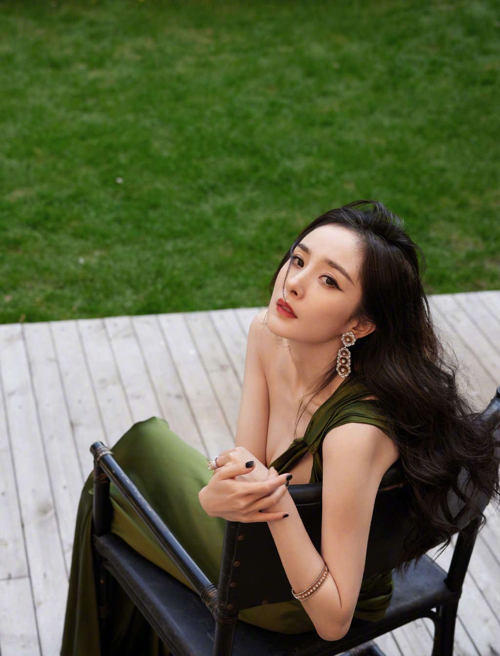 杨幂绿色水波烟雨绸缎长裙，一眼难忘的美