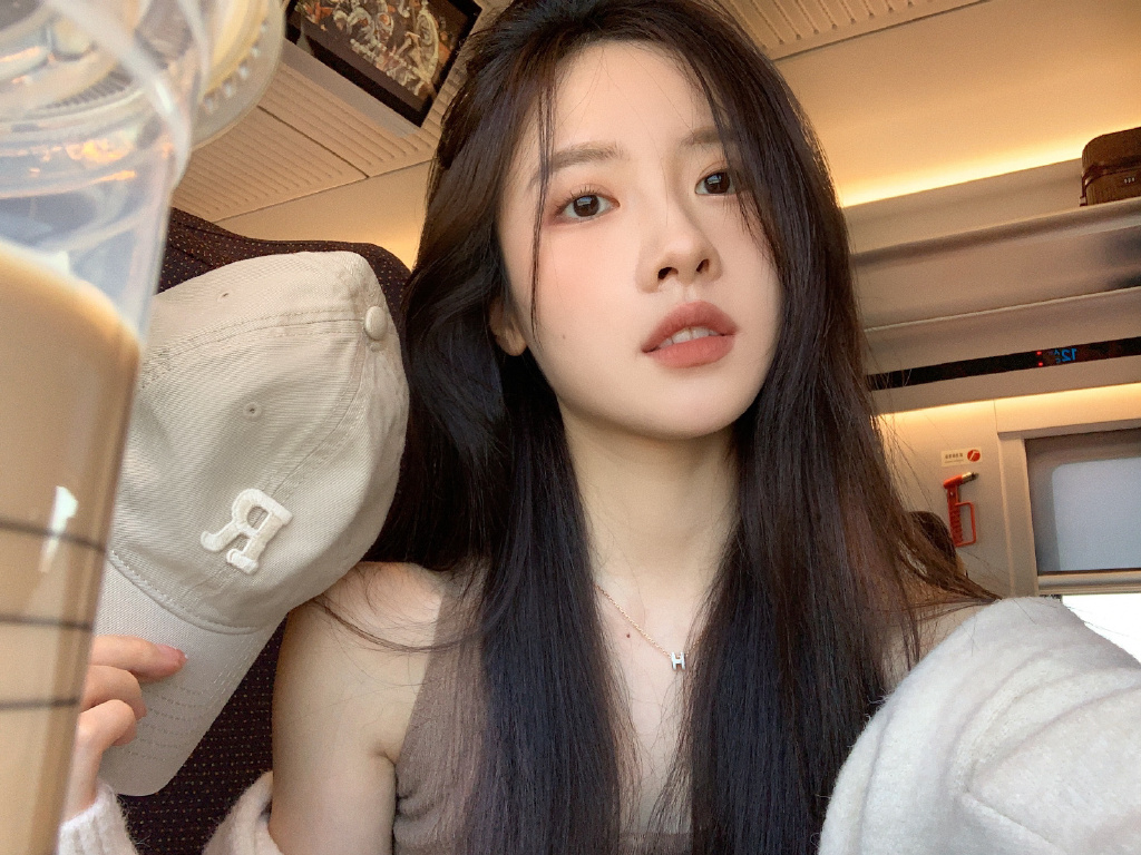 大家来看看这位小姐姐好看吗？ @梨涡允允