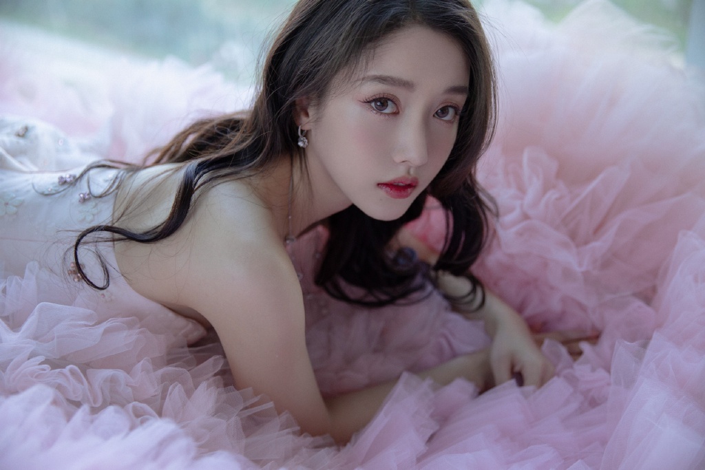 简而不凡彰显清冷魅力 姜贞羽释放耀眼光芒