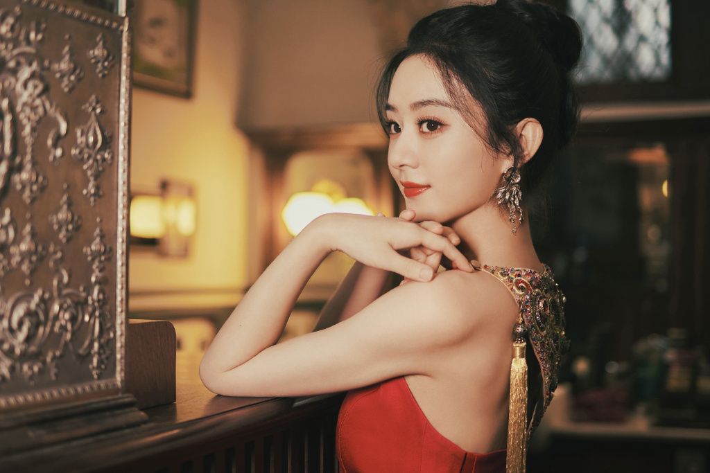 一袭红裙亮相美艳升级 赵丽颖转型成功更有熟女韵味
